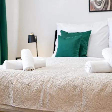 Apartman Spacious Family For 6 - Lift & Balcony *