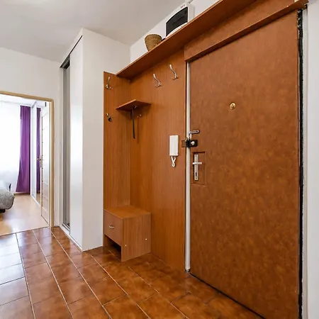 Apartman Spacious Family For 6 - Lift & Balcony